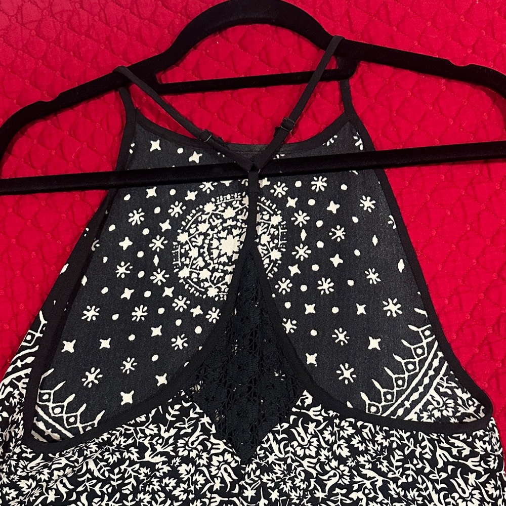 Pattern Open Back Top - Picture 4 of 5